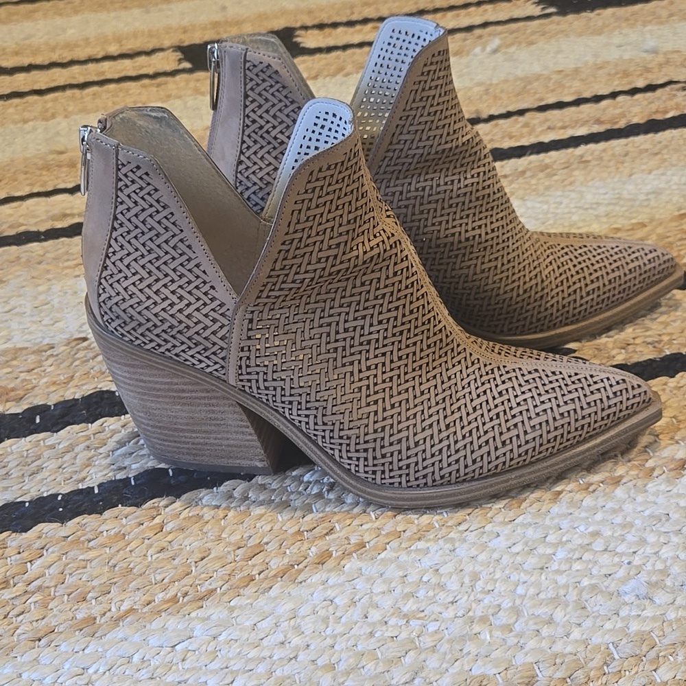 Vince Camuto Gibbella Perforated Tan Ankle Booties, GUC, 9.5